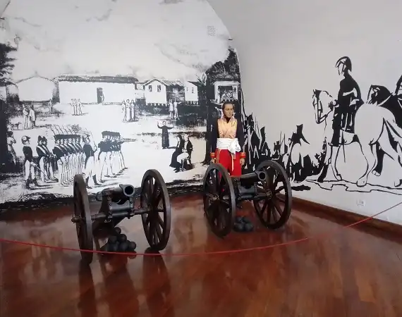 Kanonen mit Wachsfiguren im Museum Alberto Caamanio