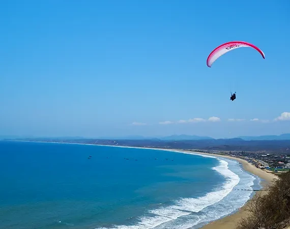 Paragliding an der Küsre von Montañita