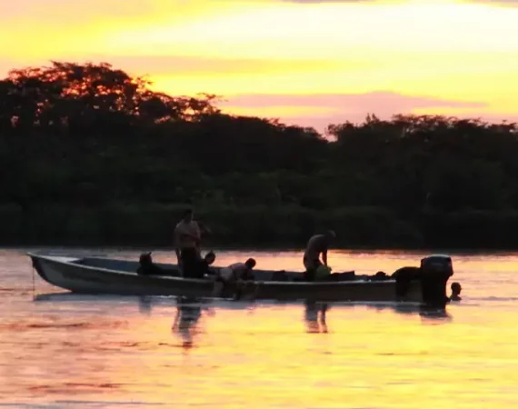 Cuyabeno mit Kanu vor Sonneuntergang