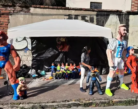 ein Verkaufsstand mit año viejo Puppen in Quito