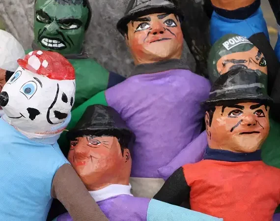 menschliche Puppen und Comicgestalten als "altes Jahr"