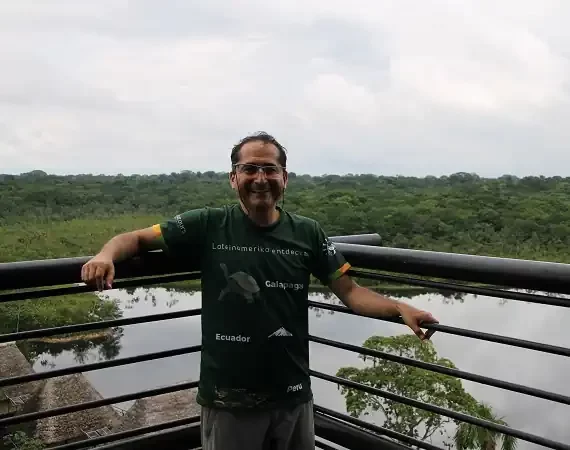 Diego mit Solecu-T-Shirt auf dem Aussichtspunkt im Yasuni Nationalpark