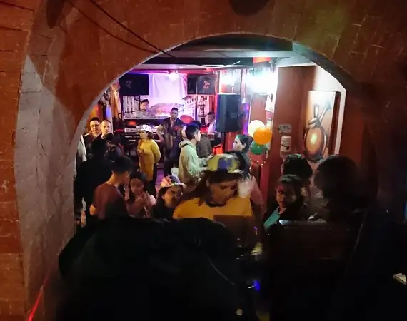 Feier mit Lifemusik in einem Lokal in La Ronda