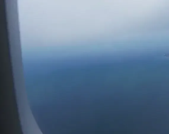 Blick aus dem Fenster des Flugzeugs nach Baltra