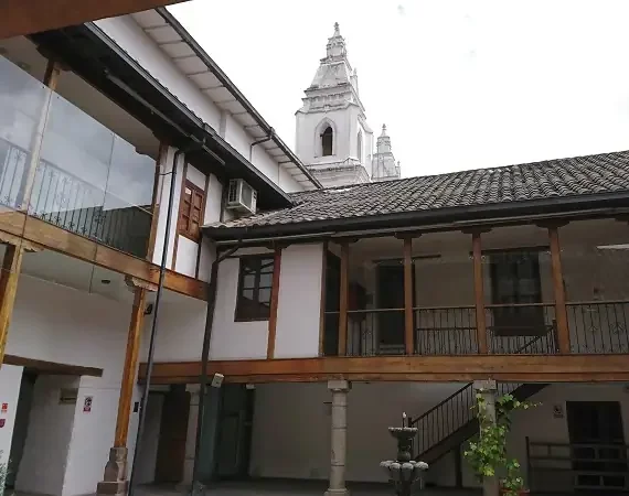 Innenhof und Blick auf Kirche im Museum Carmen del Alto