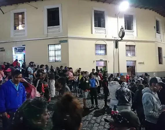 Karneval in der Gasse La Ronda in der Altstadt von Quito