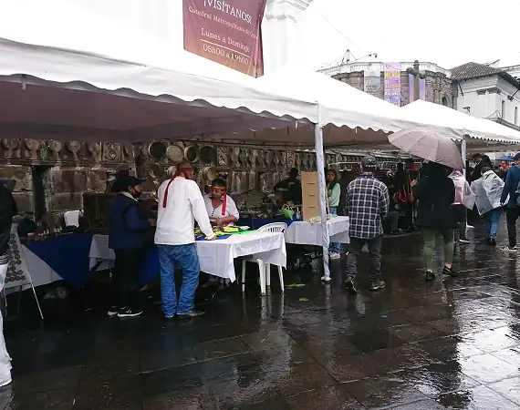 Stände auf dem Plaza Grande in Quito bei Regen