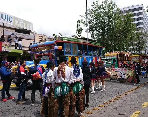 Vorbereitung des Internationalen Karnevalsumzugs in der Mariscal
