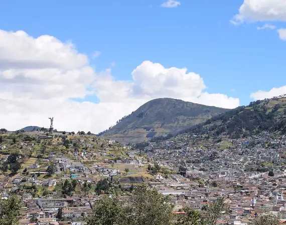 Blick vom Park Itchimbia auf die Altstadt von Quito
