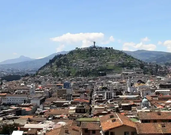 Panorama von Quito mit Panecillo Hügel
