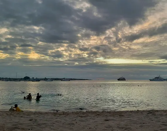 Strand Mann auf der Insel San Cristobal in der Abenddämmerung