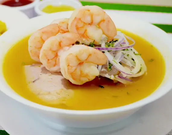 Gastronomie Ecuadors - Suppe mit Schrimps