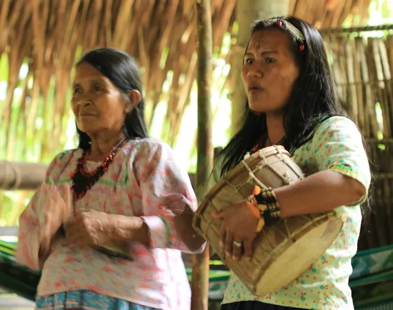 indigene Frauen in der Yasuni Region, die Musik machen