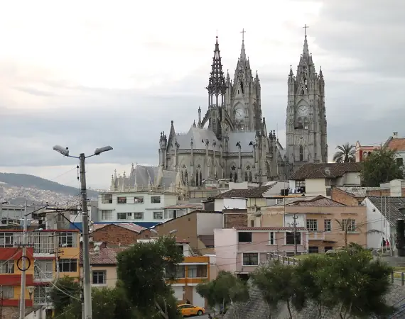 Altstadt von Quito mit der Basilika im Hintergrund