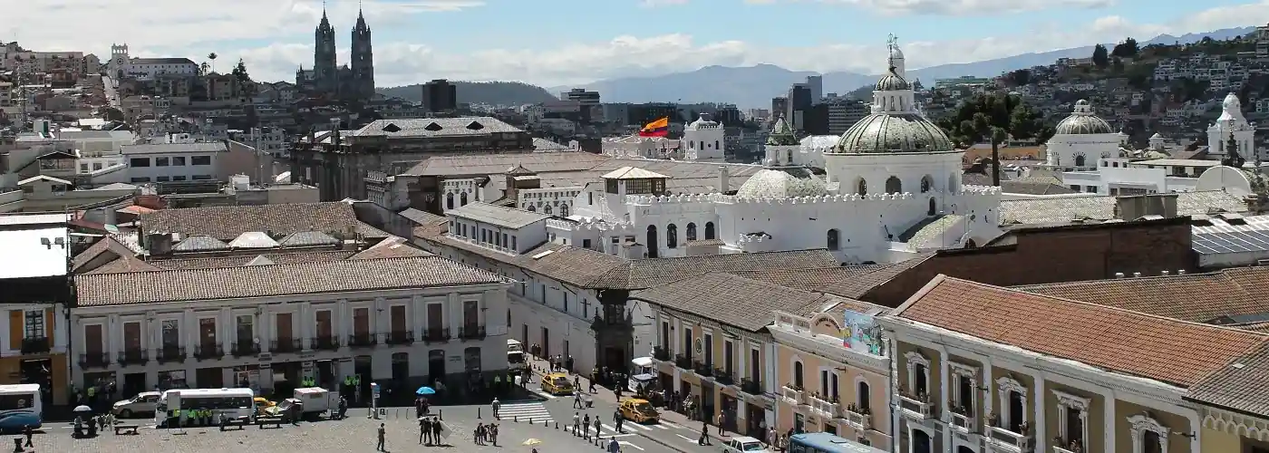 Blick über den Plaza San Francisco und die Altstadt von Quito