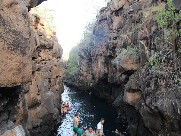 Besucher schwimmen und schnorcheln zwischen Felswänden von Las Grietas
