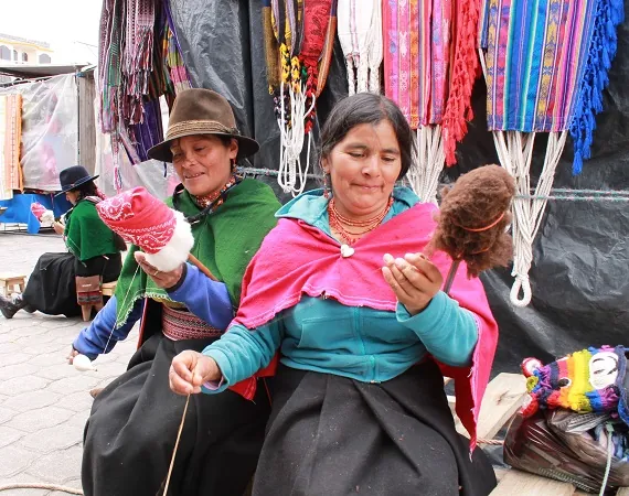 indigene Frauen bei traditionellen Handarbeiten in Salasaca