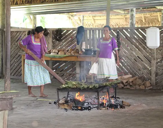 indigene Frauen im Yasuni NAtionalpark