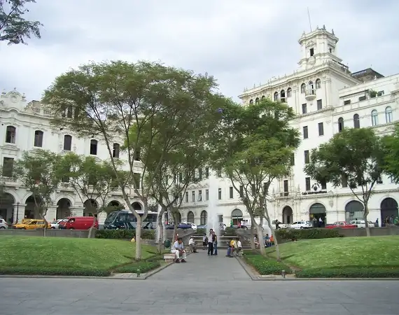 historisches Gebäude und eine Park in Lima