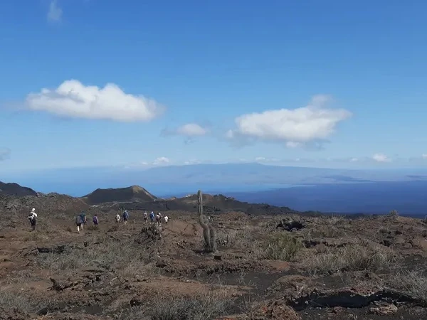 Reisende beim Wandern am Vulkan Sierra Negra
