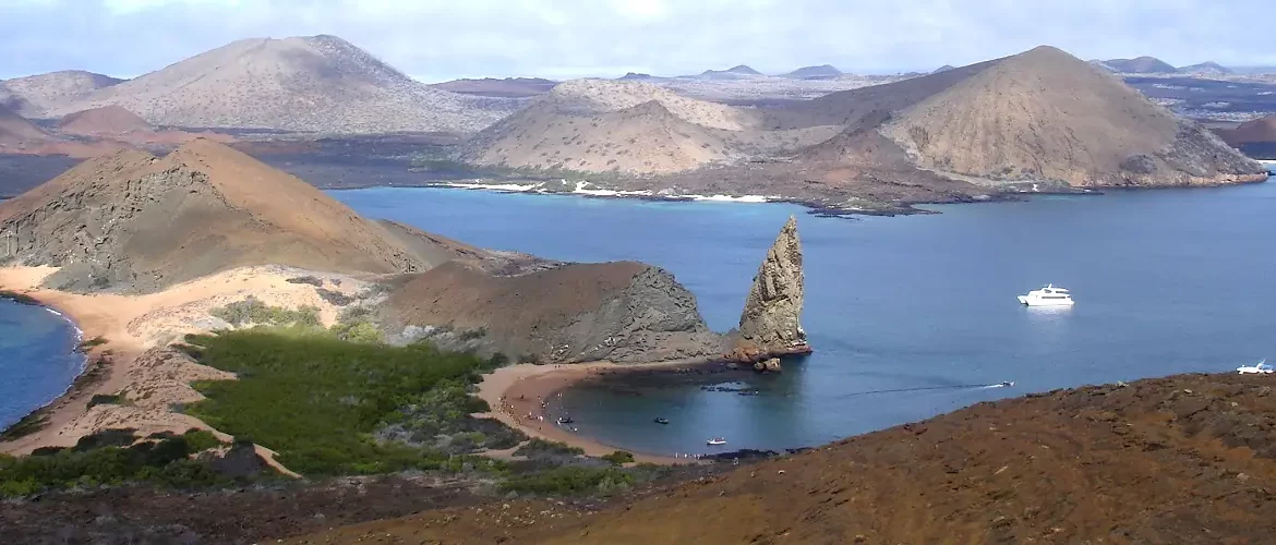 Panoramablick über Pinnacle Rock, Sullivan Bay und Santiago