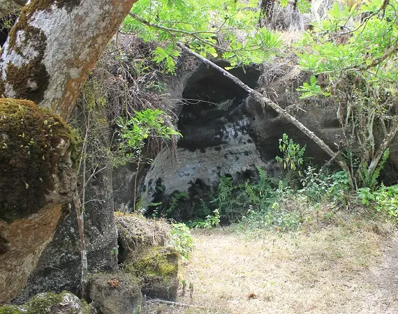 in einer solchen Höhle wurde der erste Mensch auf Floreana geboren