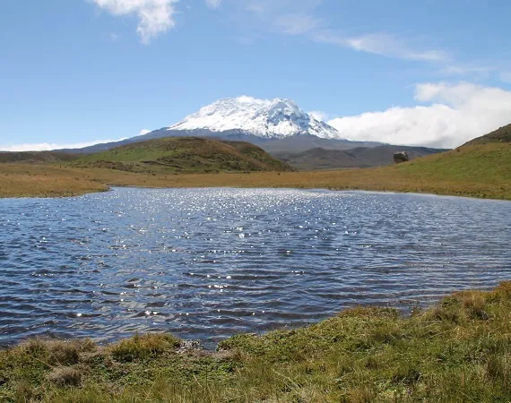 Lagune Mica mit dem Vulkan Antisana im Hintergrund