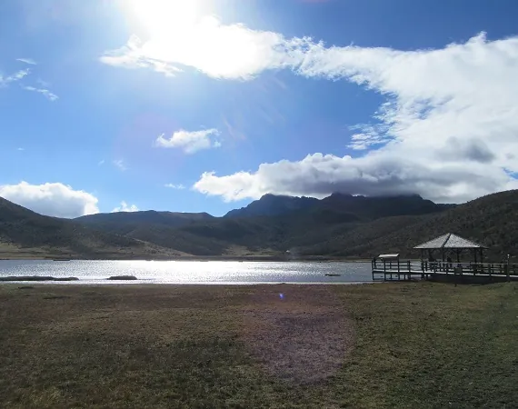Lagune Limpiopungo mit Bergen im Hintergrund