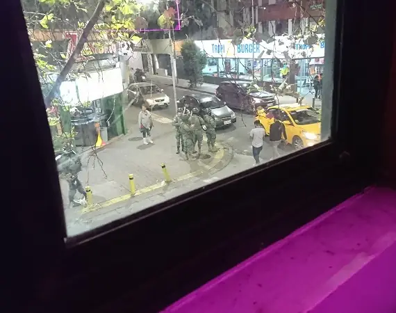 Soldaten auf der Straße im Ausgehviertel Mariscal