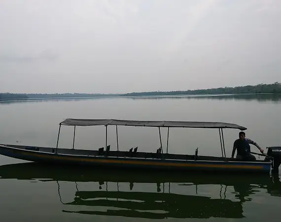 überdachtes Ausflusgsboot auf der Lagune Limoncocha