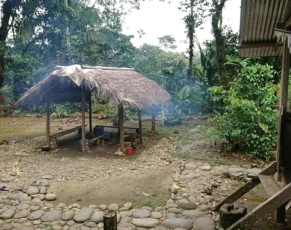 Feuerstelle bei Hütten, wo Gemeindetourismus betrieben wird
