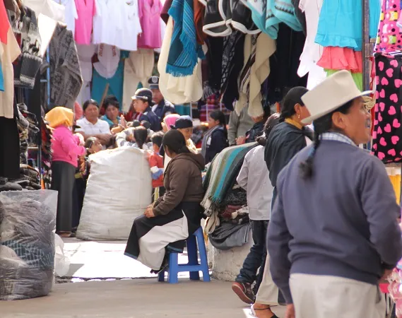buntes Markttreiben von Otavalo