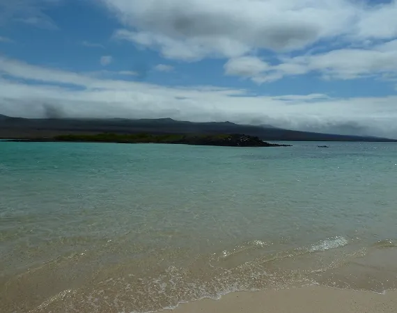 Strand mit klarem Wasser auf San Cristobal