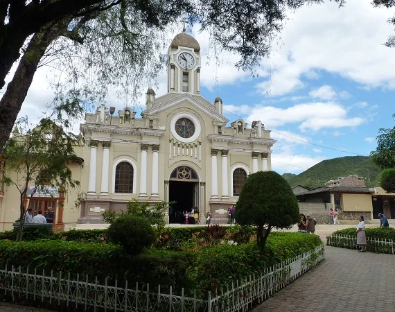 Park von Vilcabamba mit Kirche