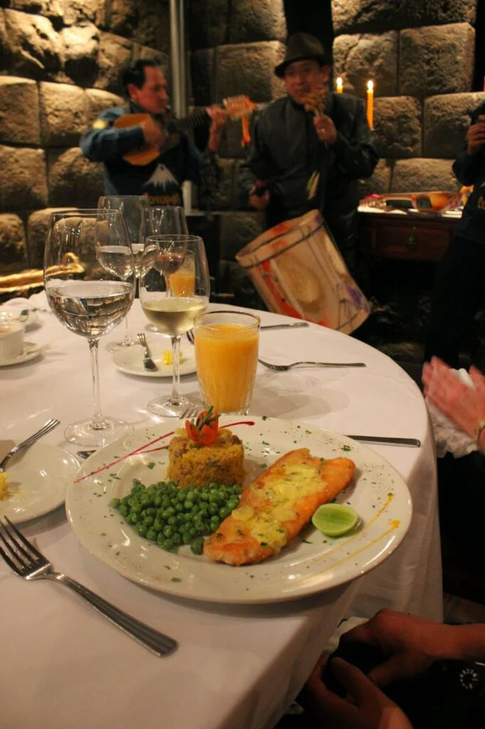 Abendessen mit lokaler, pfiffiger Küche und folkloristischer Musik aus den Anden Abendessen mit lokaler, pfiffiger Küche und folkloristischer Musik aus den Anden