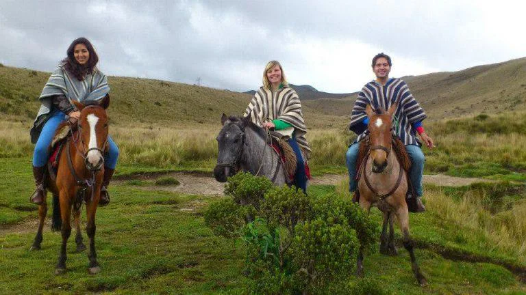 Auch ein Ausritt ist auf dem Pichincha-Vulkan möglich (inkl. Poncho!) Auch ein Ausritt ist auf dem Pichincha-Vulkan möglich (inkl. Poncho!)