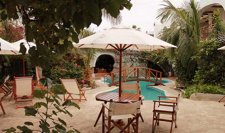 Außenbereich des Tauchhotels Silberstein auf der Insel Santa Cruz