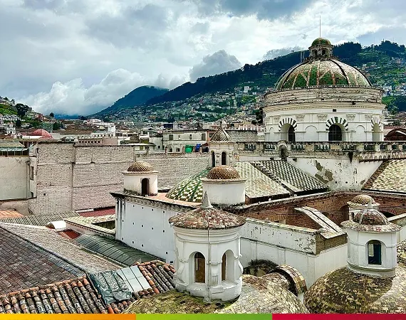 Blick über die Dächer von Quito