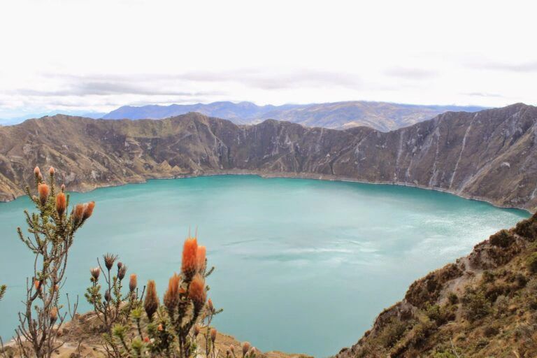 Blick auf die Quilotoa Lagune in Ecuador