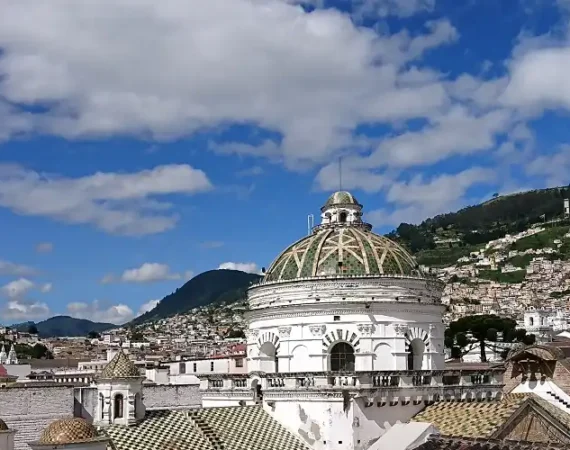 Blick über die historische Altstadt von Quito von der Kuppel der Kathedrale aus