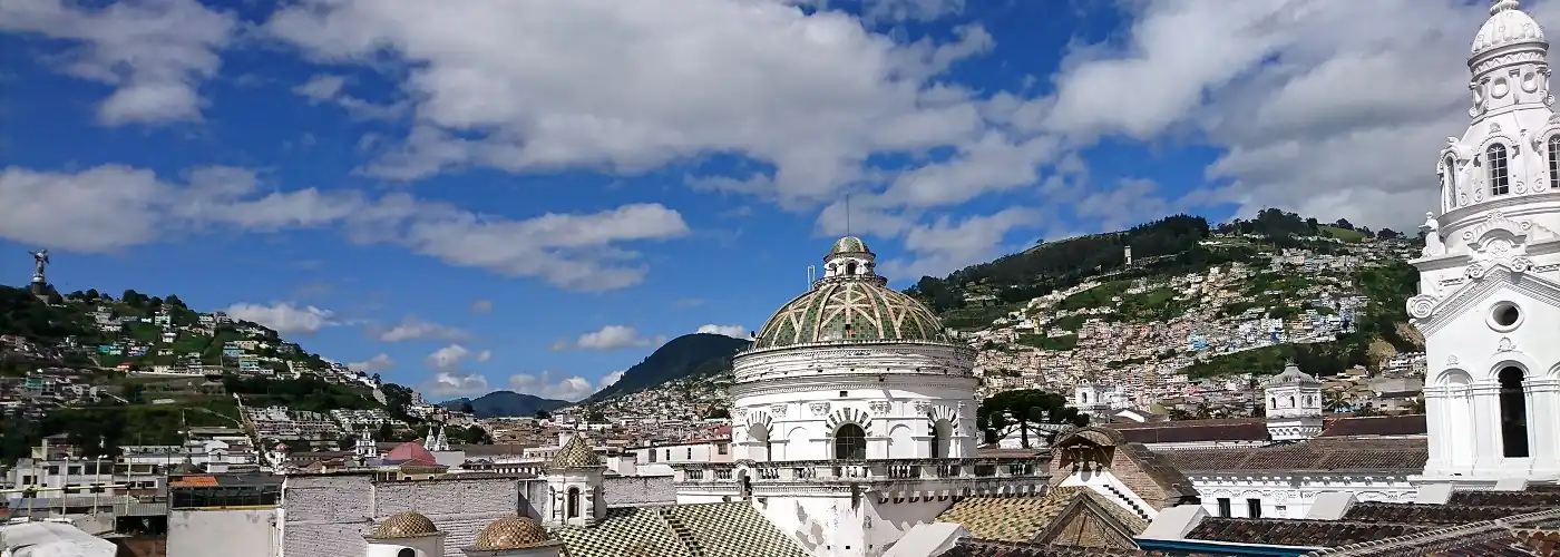 Blick über die historische Altstadt von Quito von der Kuppel der Kathedrale aus