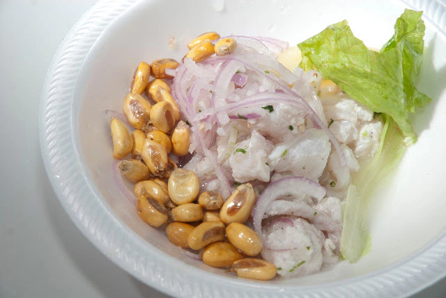 Ceviche mit Fisch, Zwiebeln und geröstetem Mais