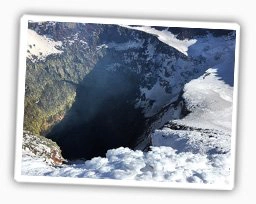 Schneelandschaft mit Krater in Chile