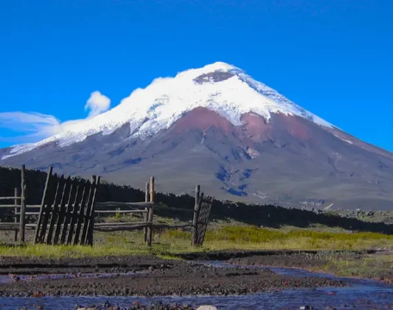 Cotopaxi Vulkan 5897m Ecuador Anden mit Schnee