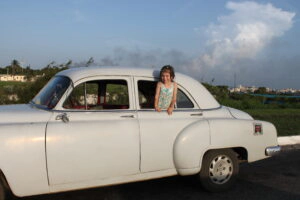 Tamia auf Tour durch Havanna mit einem klassischen Ford-Auto