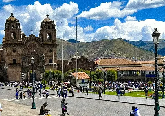 Plaza de Armas in Cusco mit Kathedrale und Andenbergen im Hintergrund