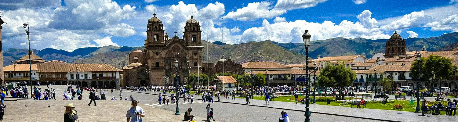 Plaza de Armas in Cusco mit Kathedrale und Andenbergen im Hintergrund