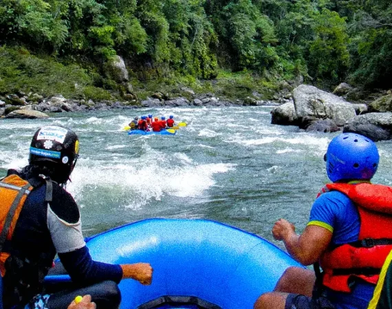 Rafting-Abenteuer im Amazonas in Ecuador – Reisende erleben Wildwasser als Teil des ausgezeichneten Ecuador Abenteuerreiseziels 2026.