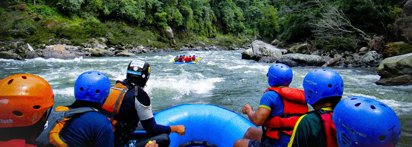 Rafting-Abenteuer im Amazonas in Ecuador – Reisende erleben Wildwasser als Teil des ausgezeichneten Ecuador Abenteuerreiseziels 2026.