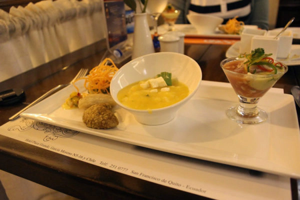 Einmal alles zum probieren - Locro de Papa, Ceviche und frittierte Beilagen, Ecuador